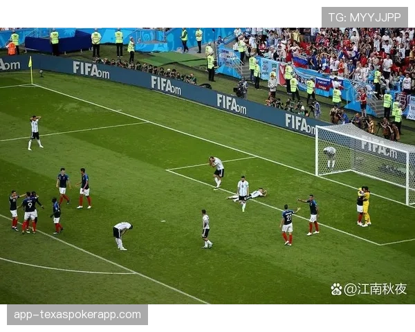 特写镜头:南特门将在扑出点球后,激动捶打胸口并与后卫拥抱庆祝